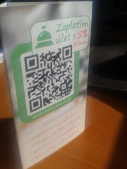 QR Kód na stole v kaviarni alebo reštauráci